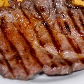 Ceafă la grătar  pe rocă vulcanică