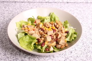 Salată cu piept de pui și porumb