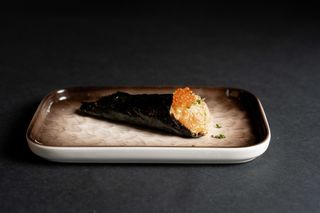 099. Mini temaki salmone tartare - 1 pezzo