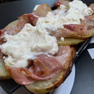 Patate al forno con fonduta di formaggio e guanciale 