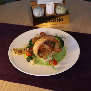 Филе судака с пюре из зелёного горошка