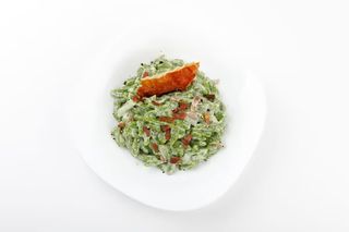 Spätzle bavaresi agli spinaci con crema di formaggio e speck