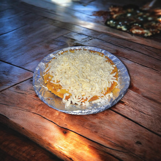 Arepa de choclo con queso fundido.
