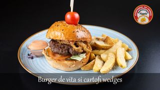 Burger de vita cu cartofi wedges