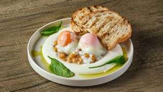 Яйца Пашот со сметаной и горохом нут