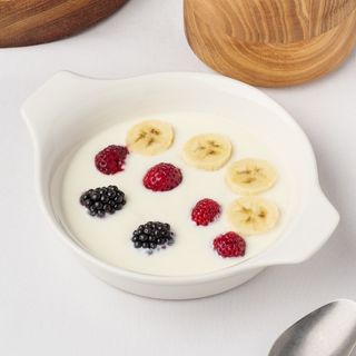 Д. Домашний йогурт с сезонными ягодами.