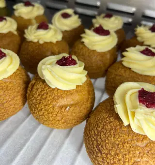 Choux mango & zmeură