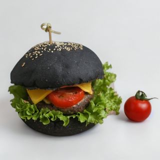 Չիզբուրգեր հավի մսով և սև հացով