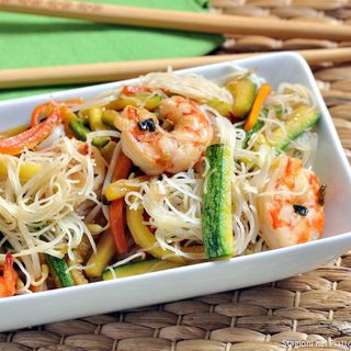 024 Spaghetti di riso saltati con gamberi e verdure