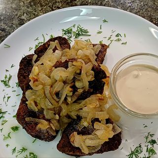 Печінка Телячаз Цибулею