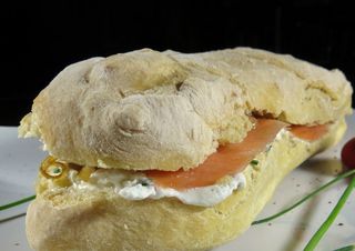 Panino, insalata, cream cheese e salmone affumicato