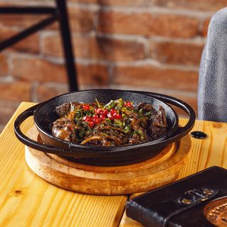 ქათმის ღვიძლი ჩაშუშული ხახვში