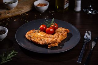 Șnițel din piept  de pui si cartofi pai