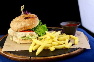 Бургер з курячою котлетою (350/100/50г)