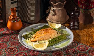 ორაგულის სტეიკი სატაცურით და
დამბალხაჭოს სოუსით