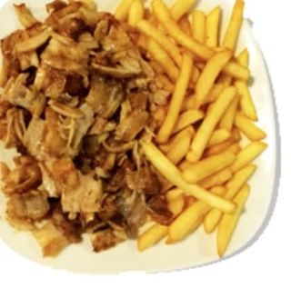 Plato de kebab con patatas