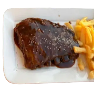costillas con salsa y papas