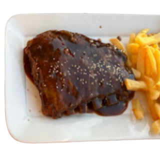 costillas con salsa y papas