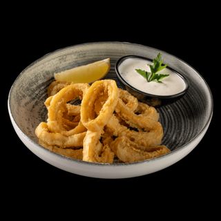 Хрупкави калмари със сос айоли (200г)