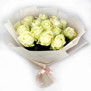 15 білих троянд