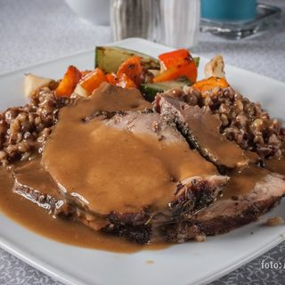 Sztuka mięsa w sosie własnym