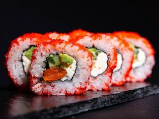 Каліфорнія зі свіжим лососем в ікрі (230g)