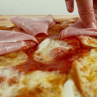 Pizza De Prosciutto