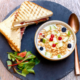 Mediterranean breakfast - yogurt bianco con frutta fresca, toast prosciutto cotto e formaggio