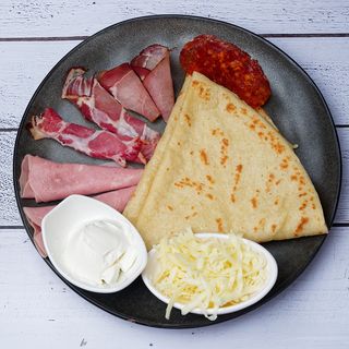 Slana palačinka sa pečenicom, kačkavaljem, kulenom i pavlakom