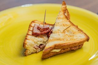 Sandwich with Cheese and Ham (სენდვიჩი ყველით და ლორით)