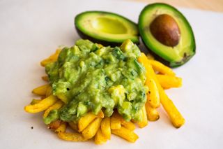 Cartofi prajiti cu guacamole