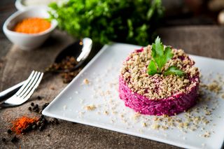 Свекольный салат с моцарелой