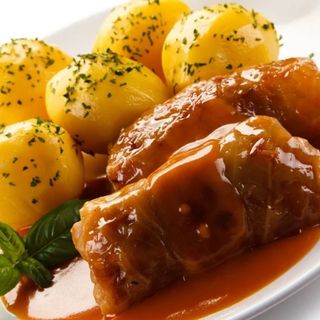 Gołąbki w sosie pomidorowym z ziemniakami