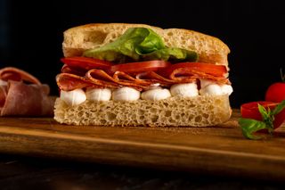 Focaccia sandwich bacon si Philadelphia