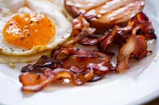 3 jaja na oko + meso po izboru (šunka, slanina, kobasica)