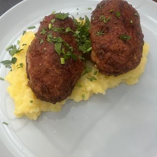 Кюфтета с пълнеж от кашкавал в/у канапе от картофено пюре