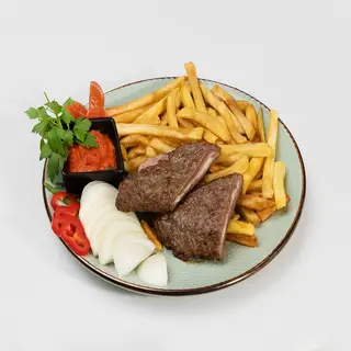 Punjena pljeskavica s pomfritom, luk i ajvar