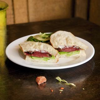 სენდვიჩი პასტრამით