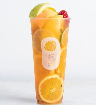 Tè verde al gelsomino con frutta fresca