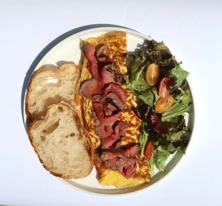 Omleta cu cascaval si roastbeef