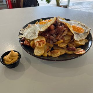 2. Huevos Rotos Bodegón
