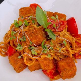 ტოფუ პასტა ტომატის სოუსში Pasta with tofu in tomato sauce