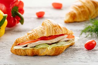 Круассан с курицей