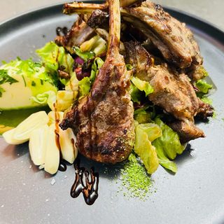 Cotlet de berbecut cu cartofi la cuptor și branza de burduf