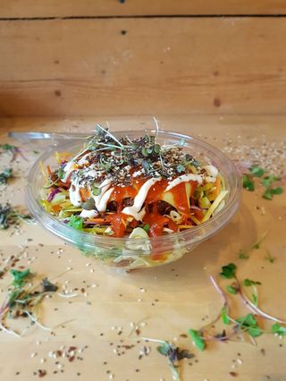 CheeseBurger na salati