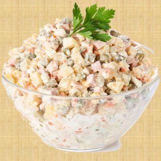 Ensalada Rusa, 500gr XL, Base de Lechuga, Guisantes, Aceitunas, Atún, Huevo Cocido, Mayonesa Suave