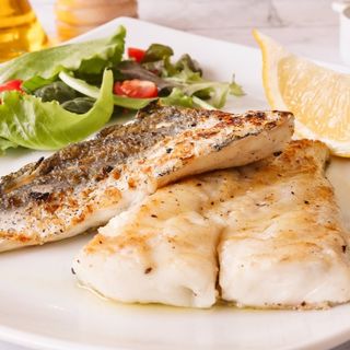 Merluza Con Patatas Y Ensalada