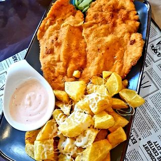    Rantott Hus -snitel uriaș din piept de puu