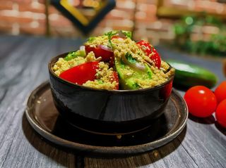 კიტრი პომიდვრის სალათი ნიგვზით