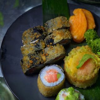 Tempura roll z grillowanym łososiem i awokado